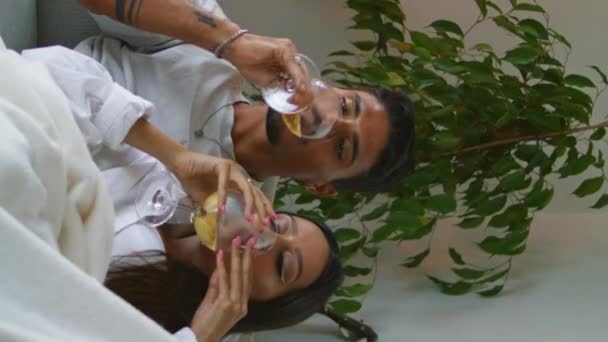 Gülen Çift Evde Şampanya Test Ediyor Dikey Olarak Yakın Plan — Stok video