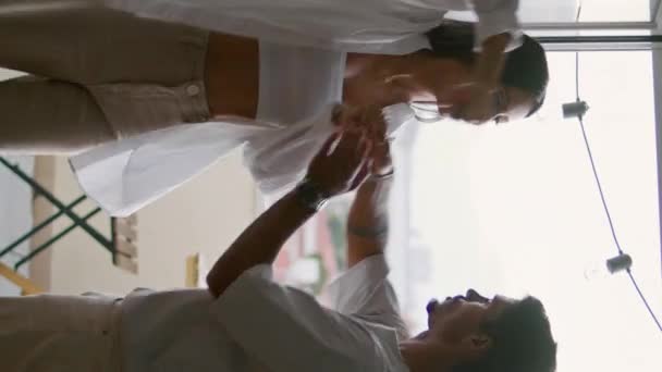 Aranyos Házastársak Akik Összebarátkoznak Függőleges Angyalokkal Pasi Pörgő Feleség Panoráma — Stock videók