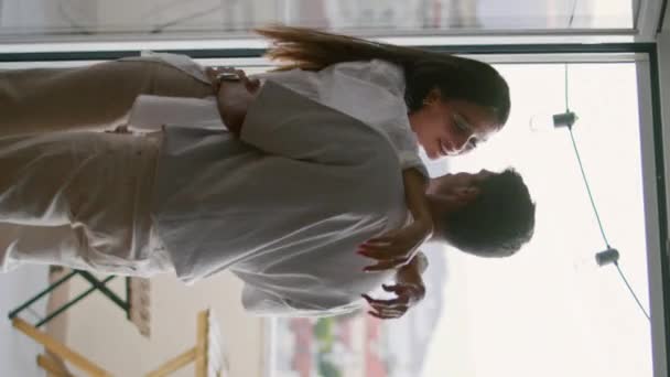 Aşk Çifti Otelin Dikey Çekimlerini Yakından Çekiyorlar Şehvetli Insanlar Dans — Stok video