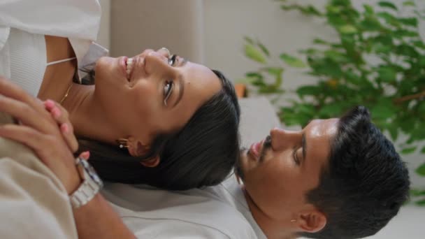Romantický Pár Užívající Film Doma Vertikální Detailní Milující Rodina Odpočívající — Stock video