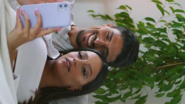Šťastné Novomanželé Těší Mobilní Svíčky Byt Vertikálně Detailní Usmívající Muž — Stock video