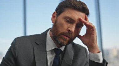 Portre, profesyonel düşünce sorununu vurguladı. Ofisteki yorgun adam çözeltiye bakıyor. Hüsrana uğramış iş adamı analiz hatası. Müdür, ofiste baş ağrısının fazla olduğunu düşünüyor..