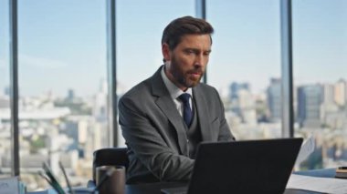 Ofis müdürü bilgisayarla konuşuyor. Orta yaşlı CEO, uzaktan video bağlantısı ile iletişim kuruyor. Takım elbiseli işadamı internetteki iş arkadaşlarıyla sorunu tartışıyor.