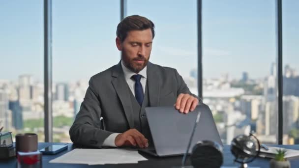 Office Man Starting Day Opening Laptop Lid Morning Successful Entrepreneur — Stock Video