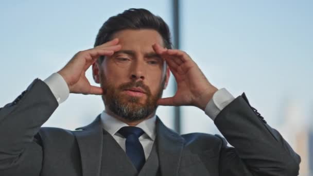 Preocupado Executivo Massageando Cabeça Overworking Close Homem Estressado Fazendo Pausas — Vídeo de Stock