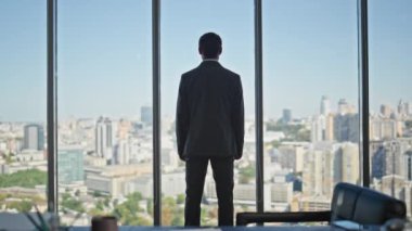 Kendine güvenen lider takım elbise içinde dikiz aynasından panoramik pencereye bakıyor. Finansal yönetici siluet düşünme sorunu tek başına karar verme sorunu. Sakin ol, sakin ol. Dinleniyor, dinleniyor..