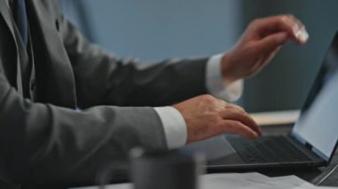 Yönetici bilgisayarı açıp yakın çekimde çalışmaya başlasın. İşyerinde dizüstü bilgisayarda sörf yapan odaklanmış bir yönetici. Modern ofiste kendine güvenen finans komisyoncusu e-postayı kontrol ediyor. Şirket yaşam tarzı kavramı.