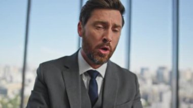 Sinirli adam cep telefonunun kapanması için bağırıyor. Başarısızlık üzerine iş ortağı tartışması yapan çılgın duygusal yönetici cep telefonu konuşması. Hüsrana uğramış iş adamı, iflas sorunu düşünüyor. 