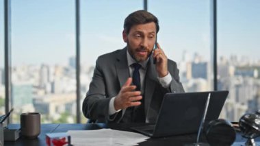 Şirket çalışanı cep telefonu görüşmelerine danışmanlık yapıyor. Olgun patron, panoramik iş yerinde, hücre motive edici bir ortağın olduğunu söylüyor. Meşgul girişimci iş anlaşmasını ofiste tartıştı
