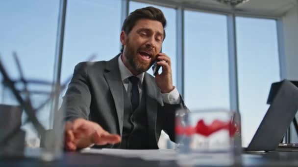 Emocionální Manažer Hádající Telefonem Panoramatickém Kancelářském Portrétu Rozzuřený Vystresovaný Muž — Stock video