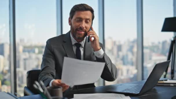 Usmívající Výkonný Ředitel Vede Mobilní Telefonickou Konverzaci Kanceláři Důvěryhodný Právník — Stock video