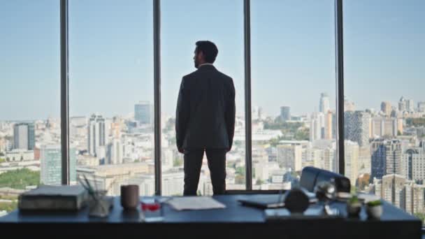 Finansal Yönetici Dikiz Aynasından Bakıyor Takım Elbiseli Bir Adam Belediye — Stok video