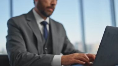 Bilgisayarda e-posta yazan ciddi bir işçi. Ofisteki adam modern ofiste dizüstü bilgisayarı kapatıyor. Olgun finansal profesyonel sörf online hazırlık raporu. Sandalyede dinleniyor.