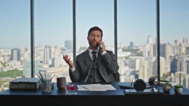 Ofis sandalyesinde telefonla konuşan rahat patron. Şehir merkezinde nöbetçi olarak çalışan takım elbiseli yakışıklı bir satıcı. Orta yaşlı şirketin CEO 'su cep telefonuyla anlaşma projesini konuşuyor.