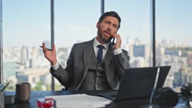 Çağdaş iş yerinde müşteriyle profesyonel konuşma cep telefonu satışı yapıyor. Başarılı bankacı işadamı panoramik ofiste iş anlaşmasını tartışıyor. Yönetici danışmanlığı..