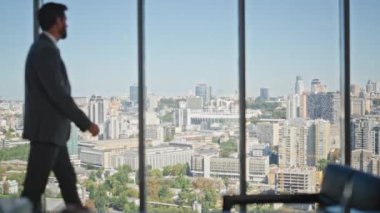Gergin yönetici ofis dikiz aynasından bakıyor. Düşünceli iş adamı panoramik pencerede şirket kararı veriyor. Başarılı CEO uzmanı sessizliğin tadını çıkarmayı düşünüyor. Şirket lideri silueti