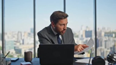 Kızgın patron ofiste internet konferansı veriyor. Duygusal menajer, video görüşmesindeki iş sonuçlarından memnun olmadığına işaret ediyor. Sinirlenmiş iş adamı internette tartışma ortağı.