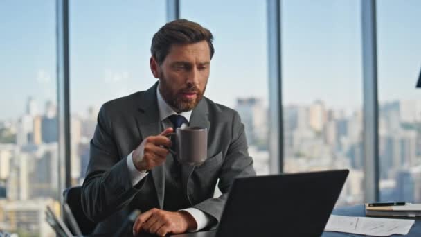 Gammal Ledare Kallar Laptop Dricka Kaffe Morgonen Pensive Man Pratar — Stockvideo