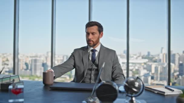 Spokojny Profesjonalny Sączący Kawę Panoramicznym Biurze Krzesło Biznesmena Cieszącego Się — Wideo stockowe