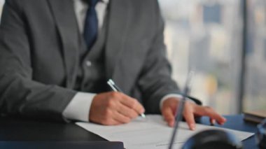 Yönetici el, ofiste evrak imzalama sözleşmesi imzalıyor. Gülümseyen iş adamı, gelecekte başarılı olmayı planlıyor. Mutlu orta yaşlı yönetici gözlerini kapayıp başarılı iş anlaşmasının tadını çıkarıyor..