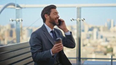 Rahat bir girişimci terasta cep telefonuyla konuşuyor. Mutlu sakallı adam, elinde sabah kahvesi olan hücrede konuşuyor. Keyifli ofis çalışanı dinlenme balkonunda keyifli sohbetler yapıyor.