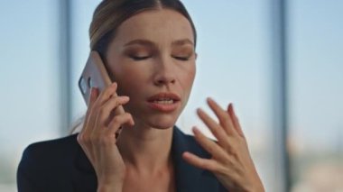 Takım elbise içinde cep telefonuyla konuşan heyecanlı bir kadın. Duygusal ofis çalışanı cep telefonuyla yapılan görüşmenin başarılı sonuçlarını tartışıyor. Güzel şoke olmuş iş kadını iletişim ortağı iyi haberleri paylaşıyor..