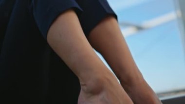 Rahat yönetici, dinlenme terasında cep telefonuna bakıyor. Bacaklarını bankın üzerine koy. Neşeli, çekici bir kadın cep telefonuyla sanal iletişimden keyif alıyor. Mutlu iş kadını mesajlaşması ara veriyor..