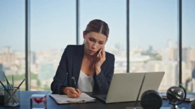 Ofis çalışanı masasında cep telefonuyla konuşuyor. Meşgul kadın avukat panoramik pencerede cep telefonuyla iletişim kuruyor. Satış müdürü kağıt yazıyor. Müşteri bekliyor. Kurumsal insan kavramı