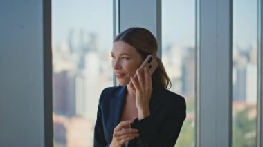 Çekici bir iş kadını cam ofisi arıyor. Kadın avukat panoramik pencerede hücre danışmanlığı yapıyor. Gülümseyen patron iş ortağıyla cep telefonu projesini tartışıyor