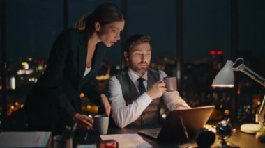 Resepsiyondaki gece müdürü danışmanı. Ofis ekibi geç saatlere kadar proje üzerinde çalışıyor. Karanlık şehir manzarasında pazarlama stratejisini tartışıyorlar. Kadın profesyonel danışman iş adamı. Şirket liderliği takım çalışması