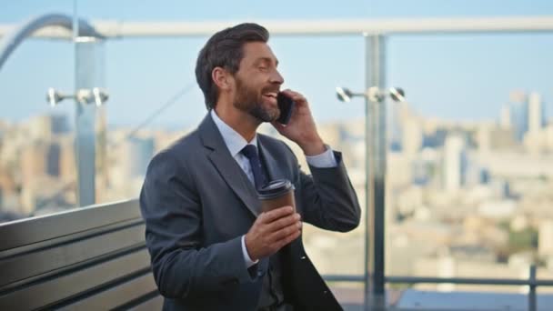 Χαλαρωμένος Επιχειρηματίας Μιλάει Κινητό Τηλέφωνο Στη Βεράντα Ευτυχισμένος Γενειοφόρος Άντρας — Αρχείο Βίντεο