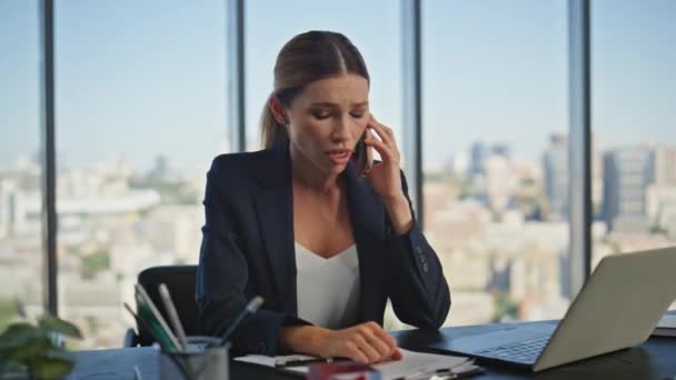 Upset Manager Talking Smartphone Panoramic Office Sad Woman Hearing Bad — Stock Video