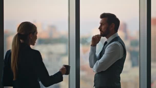 Büromenschen Die Abends Ruhe Miteinander Reden Assistentinnen Bringen Kaffeetasse Sprechenden — Stockvideo