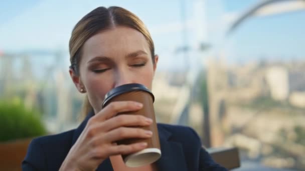 Mujer Satisfecha Bebiendo Café Primer Plano Terraza Mañana Feliz Gerente — Vídeo de stock