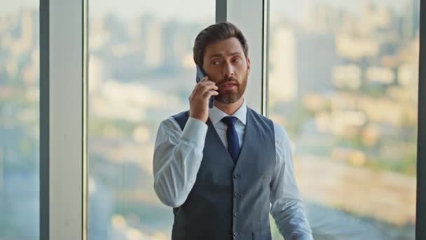 携帯電話を話す経験豊富なマネージャー 財務マネージャーのボスは シティスケープでビジネス会話をすることについて交渉します コンテンポラリーオフィスの成功した中年起業家コンサルティングクライアント — ストック動画