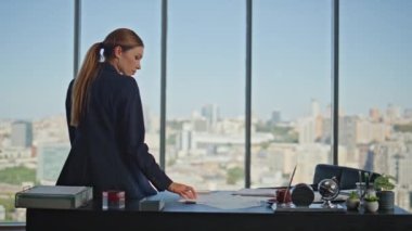 Kadın profesyonel modern ofiste belgeleri kontrol ediyor. Şehir manzaralı meşgul bir kadın. Masada çıplak ayakla oturmuş analiz raporlarını okuyan genç bir iş kadını. Yalnız çalışan düşünceli bir yönetici.