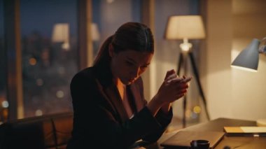 Ofisteki aşırı çalışan kadın gece problemi çözüyor. Sinir bozucu yönetici geç saatlere kadar karanlık ofiste iş fikirleri düşünüyor. Hüsrana uğramış endişeli iş kadını şehir planlama stratejisi projesi.