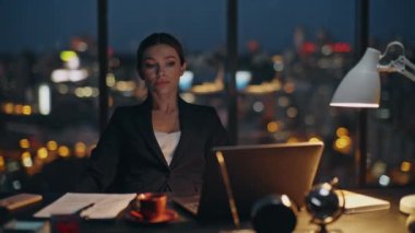 Geç dönem yöneticileri geceleri dizüstü bilgisayarı kapatıyorlar. Sinirli, yorgun bayan yönetici, sorunların çözümünün karanlık, çağdaş ofiste kaldığını düşünüyor. Stresli satış elemanı çok çalışıyor..