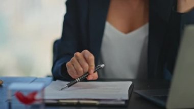 Ofis çalışanı kalemi yakın çekimde tutuyor. Masada çalışan yasal belgeleri analiz eden düşünceli bir iş kadını. Odaklanmış yönetici çalışma raporu kontrol sözleşmesi. Evrak işi yapan bir girişimci kadın..