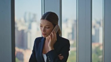 Kapalı ofis kadını panoramik penceredeki hücreyi arıyor. Sakin şirket yöneticisi tatilde akıllı telefonlardan iş haberlerini paylaşıyor. Başarılı iş kadını şehir manzarası arıyor iş projesini tartışıyor.