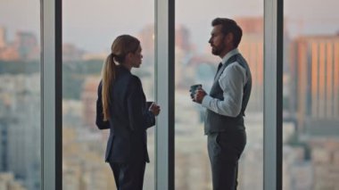 Akşam ortakları panoramik işyerindeki şehir manzarası projesini tartışıyor. Çağdaş ofiste kahve molası veren birkaç iş arkadaşı. Başarılı yönetici akıl hocası kadın yönetici konuşuyor..