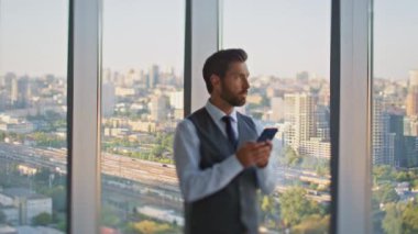 Düşünceli yönetici şehir merkezinde SMS yazıyor. Şirket patronu ofisteki panoramik pencereye mesaj yolluyor. Endişeli orta yaşlı işadamı cep telefonu arama hücresi kullanıyor. Ciddi bir CEO iş başında.