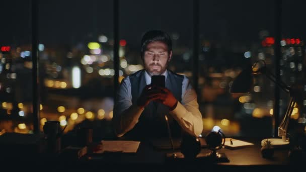 Dělník Píšící Smartphone Noční Kancelář Zoom Seriózní Šéf Podnikatel Zasílání — Stock video