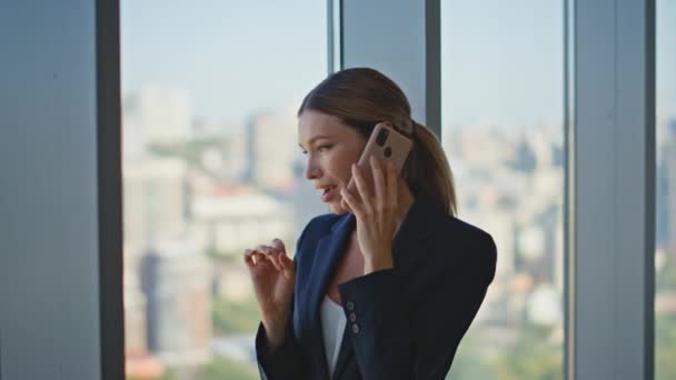 Şirket Yöneticisi Cam Ofiste Hücreden Konuşuyor Panoramik Pencerede Cep Telefonuyla — Stok video