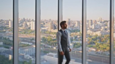 Çağdaş ofiste patron akşam kenti arıyor. Düşünceli profesyonel dinlenme huzurun tadını çıkarıyor. Liderlik işini düşünen orta yaşlı şık bir yönetici. Kurumsal yaşam tarzı.