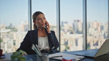 Modern ofiste cep telefonundan konuşan mutsuz bir işçi. Endişeli kadın panoramik penceredeki cep telefonu aramasıyla ilgili notlar alıyor. Finansal uzmanın kötü haber duyması akıllı telefon konuşması..