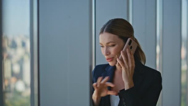 会社の従業員が携帯電話のクローズアップをチャット パノラマウィンドウでパートナーとビジネスプロジェクトを議論する良いニュースを共有する幸せな女性 笑顔のオフィス レディース フレンドリーな会話を持つリアクター — ストック動画