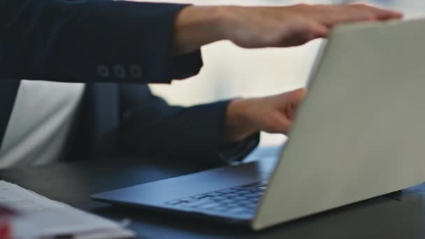 클로즈업에서 노트북을 마감일에 근무일 프로젝트를 마무리 끝내는 사업가 파노라마 사무실에서 — 비디오