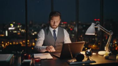 Şirket çalışanı gece geç saatlerde iş yerinde çok çalışıyor. Şehir merkezinde dizüstü bilgisayarda çalışan profesyonel çalışan bir işçi. Orta yaşlı satış müdürü raporları analiz ediyor.