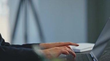 Çalışan eller dizüstü bilgisayarı klavyeye yakın çekim yapıyor. Ofis masasında çalışan düşünceli bir kadın. Güzel pazarlama müdürü proje stratejisini tek başına planlıyor. Şirket yaşam tarzı kavramı